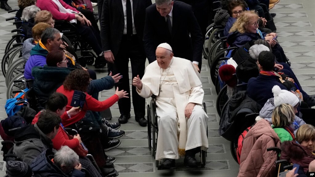 El papa Francisco saluda a los asistentes a una audiencia con personas enfermas y organizadores de la peregrinación a Lourdes, en el salón Pablo VI, en el Vaticano, el 14 de diciembre de 2023. 