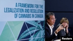 Anne McLellan et Mark Ware, du Groupe de travail sur la légalisation et la réglementation du cannabis, lors d'une conférence de presse à Ottawa, Canada, le 13 décembre 2016.