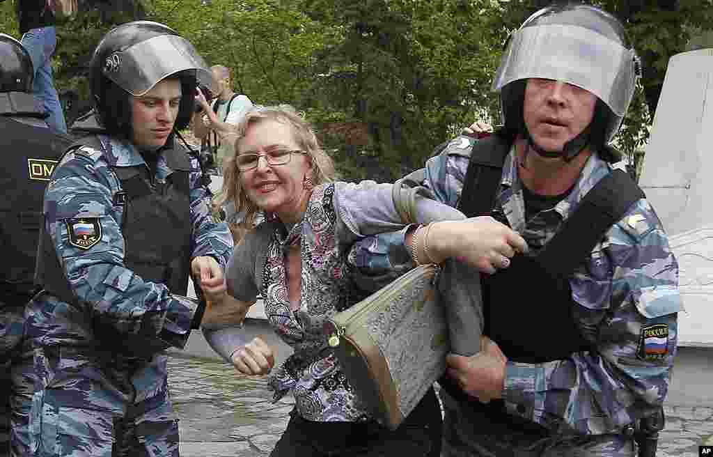 Police detain a protester in downtown Moscow shortly after Vladimir Putin's inauguration. (AP)