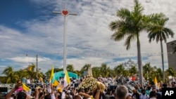 ARCHIVO - Fieles participan en una procesión hacia la Catedral de Managua, Nicaragua, el sábado 13 de agosto de 2022.