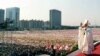 로마 가톨릭 교황 요한 바오로 2세가 지난 1989년 10월 8일 서울 여의도 광장에 미사를 집전하기 위해 도착하고 있다. 제 44회 성체 대회를 마감하는 미사에는 70만 명 이상이 참석했다.