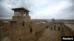 Des soldats américains de la compagnie Echo du régiment 1-508 d'infanterie parachutiste, jouent au volleyball avec des soldats de l'armée nationale afghane à la FOB Shamulzai dans la province de Zabul, dans le sud de l'Afghanistan, le 4 février 2010.