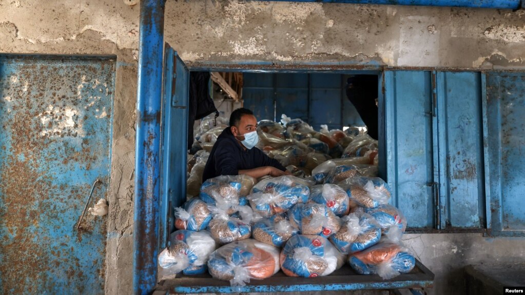 资料照片：联合国近东巴勒斯坦难民救济和工程处在加沙城准备提供食品救助。（2021年4月7日）(photo:VOA)