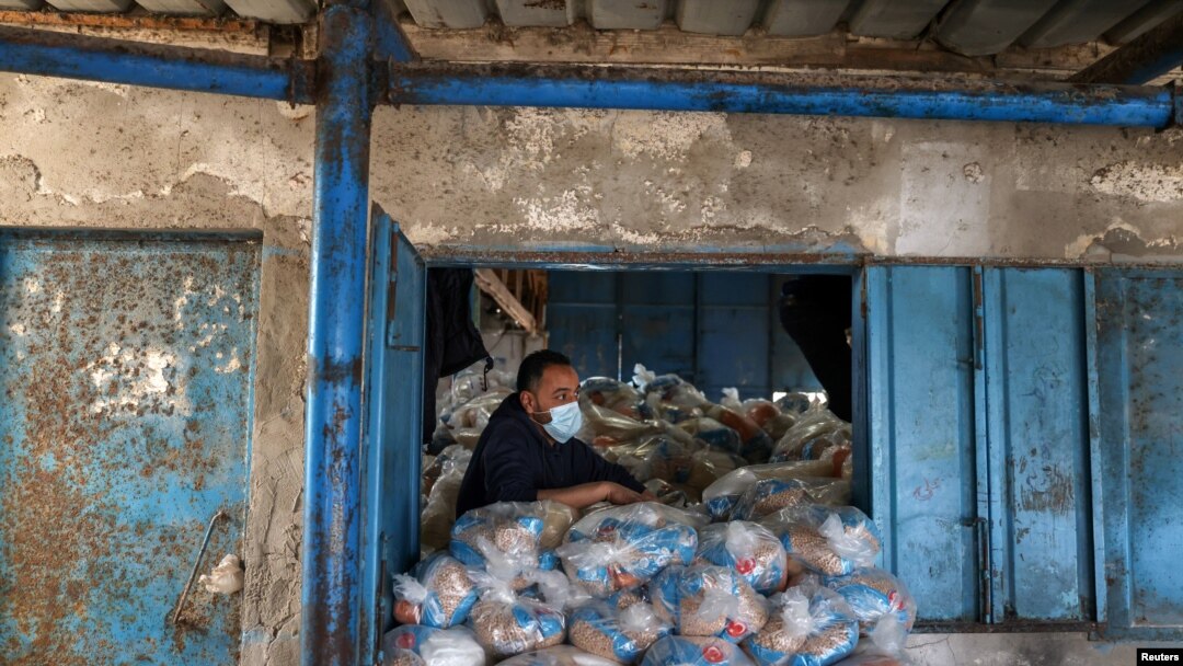 Umukozi w'umunyepalestina ariko aratekera ibifungurwa ku kigo UNRWA ca ONU ku mpunzi z'abanyagihugu muri Gaza, kw'itariki 7-4-2021