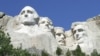 美国南达科他州拉什莫尔山国家纪念公园内美国总统山的华盛顿、杰斐逊、西奥多·罗斯福和林肯总统的雕塑。（2013年4月12日）