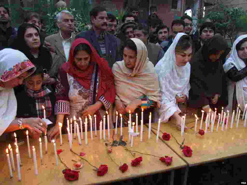 پشاور میں دہشت گردانہ حملے میں ہلاک ہونے والوں کی یاد میں شمعیں روشن کی گئیں۔