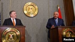 Menlu AS Mike Pompeo (kiri) bersama Menlu Mesir Sameh Shoukry dalam konferensi pers di Kairo, 10 Januari 2019. 