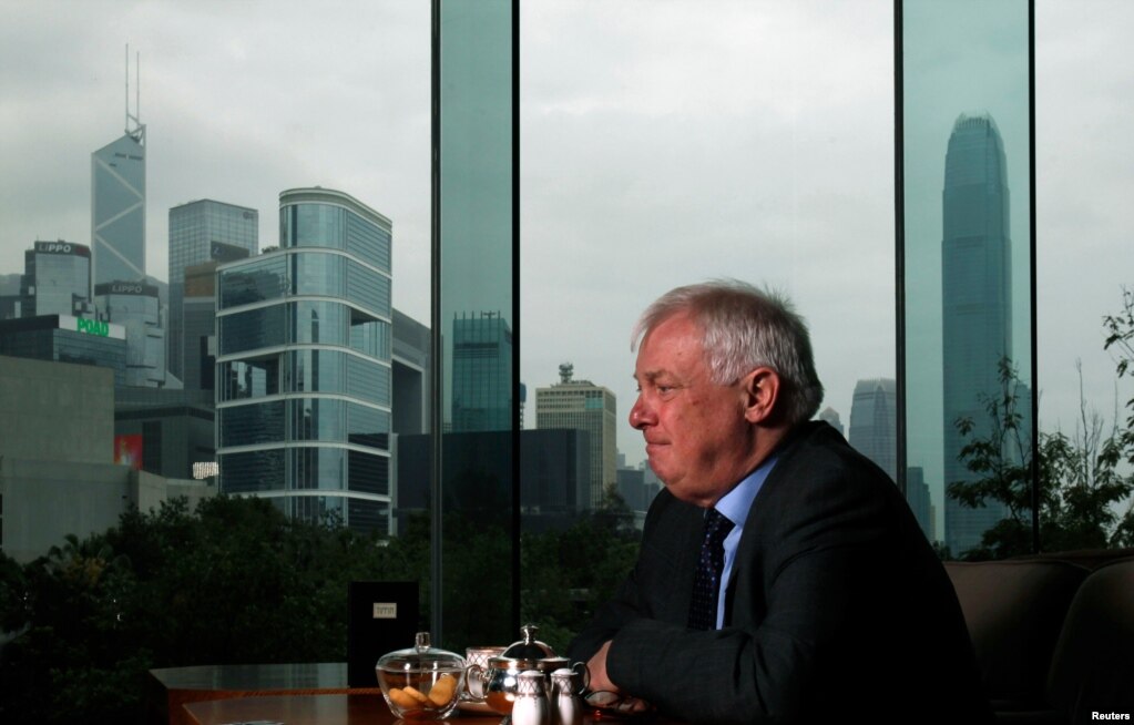 2012年3月15日，香港末代港督彭定康(Christopher Patten) 坐在俯瞰香港金融中心的酒店接受路透社采访。(photo:VOA)