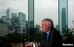 2012年3月15日，香港末代港督彭定康(Christopher Patten) 坐在俯瞰香港金融中心的酒店接受路透社採訪。