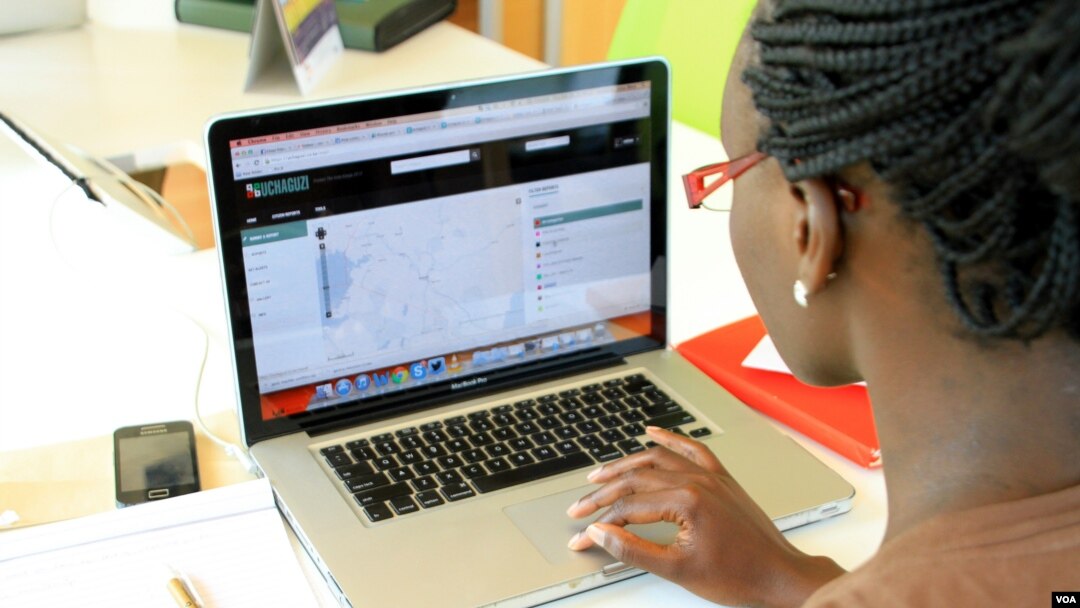 A woman looks at the Uchaguzi Web site at the iHub, Nairobi, Kenya, Feb. 28, 2013. (J. Craig/VOA)