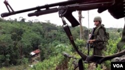 Polisi anti-narkoba Colombia berpatroli di La Gabarra di mana terdapat banyak tanaman koka, penghasil kokain (foto: dok).