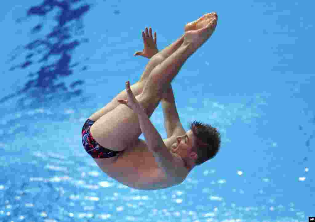 حواشی مسابقات جهانی شنا در کره جنوبی - شیرجه یک متری ورزشکار مرد سوئیسی.&nbsp;