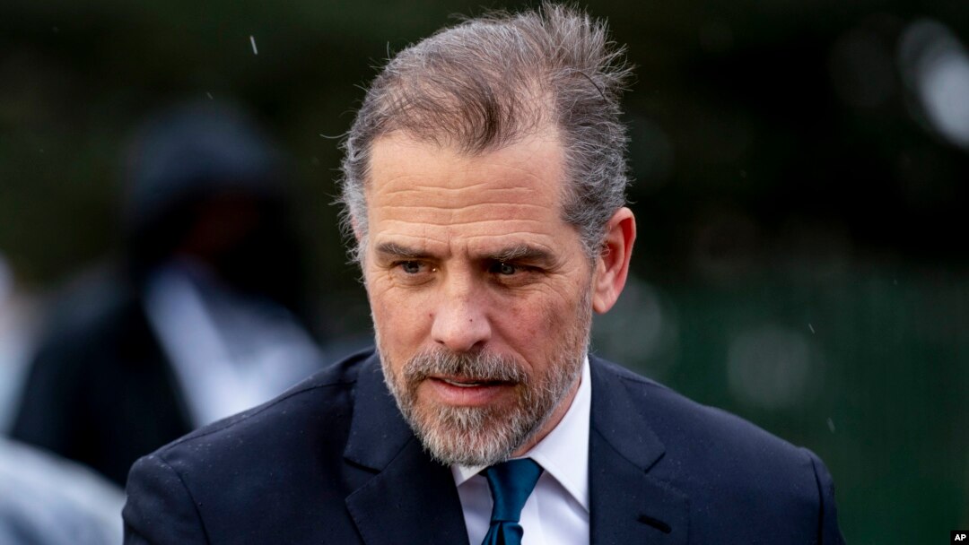 ARHIVA - Hanter Bajden, sin predsednika Džoa Bajdena ispred Bele kuće, 18. aprila 2022. u Vašingtonu. (Foto: AP Photo/Andrew Harnik)