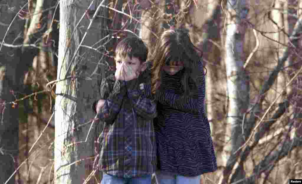 Un ni&ntilde;o espera muy angustiado afuera de la escuela elemental Sandy Hook, luego de ser evacuado. 