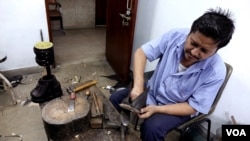 A worker is designing special shoes for leprosy patients at the Leprosy Mission Trust India hospital, Kolkata, Sept. 20 2016. (M. Hussain/VOA)