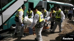 Thành viên đội cứu hộ Zaka của Israel khiêng một thi thể ra khỏi hiện trường một vụ tấn công ở Jerusalem, ngày 13/10/2015.