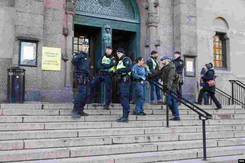 تصویری از دادگاه محل محاکمه حمید نوری در استکهلم سوئد.&nbsp; محاکمه نوری به اتهام جنایت جنگی و قتل به دلیل نقشی که در کشتارهای سال ۶۷ داشت، در شهر استکهلم سوئد در حال برگزاری است.