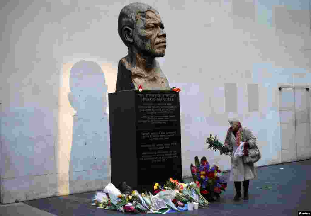 نیلسن منڈیلا جمعرات کو طویل علالت کے بعد 95 برس کی عمر میں انتقال کر گئے تھے۔