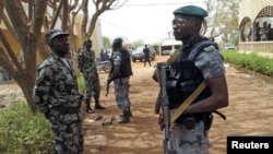 Soldados governamentais em guarda na capital Bamako, isso enquanto no norte as forças governamentais em debandada permitiram a conquista importantes cidades como Goa e Tombouctou
