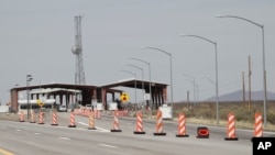 Vista de un control de la patrulla fronteriza al norte de Las Cruces, Nuevo México, el martess 26 de marzo de 2019.