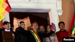 La senadora Jeanine Áñez habló a los bolivianos después de declararse presidenta interina de Bolivia, en el balcón del Palacio Presidencial, en La Paz, Bolivia, el 12 de noviembre de 2019.