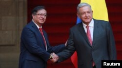 El presidente de México, Andrés Manuel López Obrador, y su homólogo colombiano, Gustavo Petro, se dan la mano mientras asisten a una ceremonia oficial de bienvenida en el Palacio Nacional de la Ciudad de México, el 25 de noviembre de 2022. REUTERS/Henry Romero