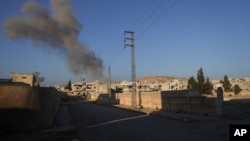 شام په ادلب صوبه کې د خان شېخون کلي نه د حکومتي ځواکونو د بمبارۍ وروسته لوګی پورته کېږي 