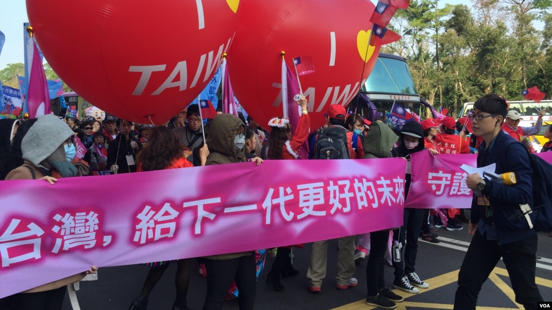 民調落後的國民黨造勢遊行(美國之音蕭洵拍攝)