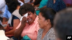 Familiar de uno de los tripulantes del barco petrolero capturado por piratas somalíes llora durante una reunión con autoridades navieras de Sri Lanka, en Colombo. Marzo 16, 2017. 