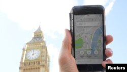 Aplikasi Uber pada telepon genggam, di pusat kota London, Inggris (Foto: dok).