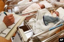 Bayi yang baru lahir di kamar bayi, pusat pemulihan pascapersalinan di bagian utara New York, 16 Februari 2017. (AP)
