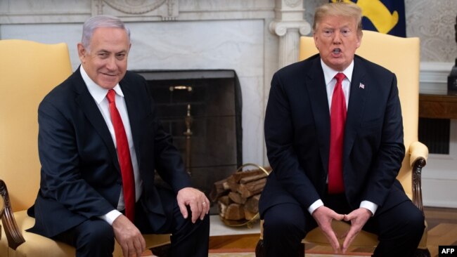 美国总统特朗普和以色列总理内塔尼亚胡在华盛顿白宫椭圆形办公室举行会谈。（2019年3月25日）
