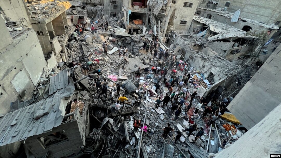 Warga Palestina mencari korban di lokasi serangan Israel terhadap rumah-rumah di kamp pengungsi Jabalia, di Rumah Sakit Indonesia, di Jalur Gaza utara, 18 November 2023. (Foto: Fadi Alwhidi/Reuters)