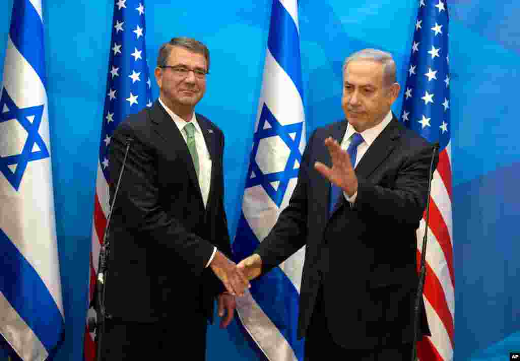 U.S. Defense Secretary Ash Carter (left) shakes hands with Israeli Prime Minister Benjamin Netanyahu ahead of their meeting in Jerusalem, July 21, 2015.