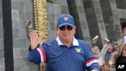 Indonesian President Prabowo Subianto waves as he leaves the Military Academy after a cabinet retreat in Magelang, Central Java, Indonesia, Oct. 27, 2024. 