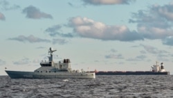 Kapal China, Yi Peng 3 (kanan) berlabuh dan dipantau oleh kapal patroli angkatan laut Denmark di laut Kattegat, dekat Kota Granaa di Jutland, Denmark, 20 November 2024. (Mikkel Berg Pedersen / Ritzau Scanpix / AFP)