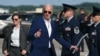 El presidente de los Estados Unidos, Joe Biden, levanta el pulgar mientras aborda el Air Force One en el Aeropuerto Internacional de Harrisburg en Harrisburg, Pensilvania, el 7 de julio de 2024, cuando regresa a Washington, DC.