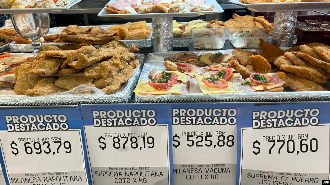 Comida preparada en un supermercado de Argentina con los precios en pesos el 15 de diciembre de 2023.
