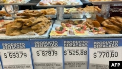 Comida preparada en un supermercado de Argentina con los precios en pesos el 15 de diciembre de 2023.
