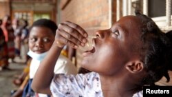 ARCHIVES - Une jeune fille reçoit une dose de vaccin contre le choléra dans un centre de santé à Blantyre, au Malawi, le 16 novembre 2022.