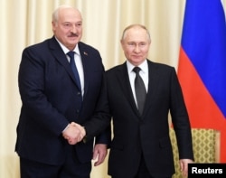Presiden Rusia Vladimir Putin berjabat tangan dengan Presiden Belarus Alexander Lukashenko selama pertemuan di kediaman negara Novo-Ogaryovo di luar Moskow, Rusia 17 Februari 2023. (Foto: via Reuters)