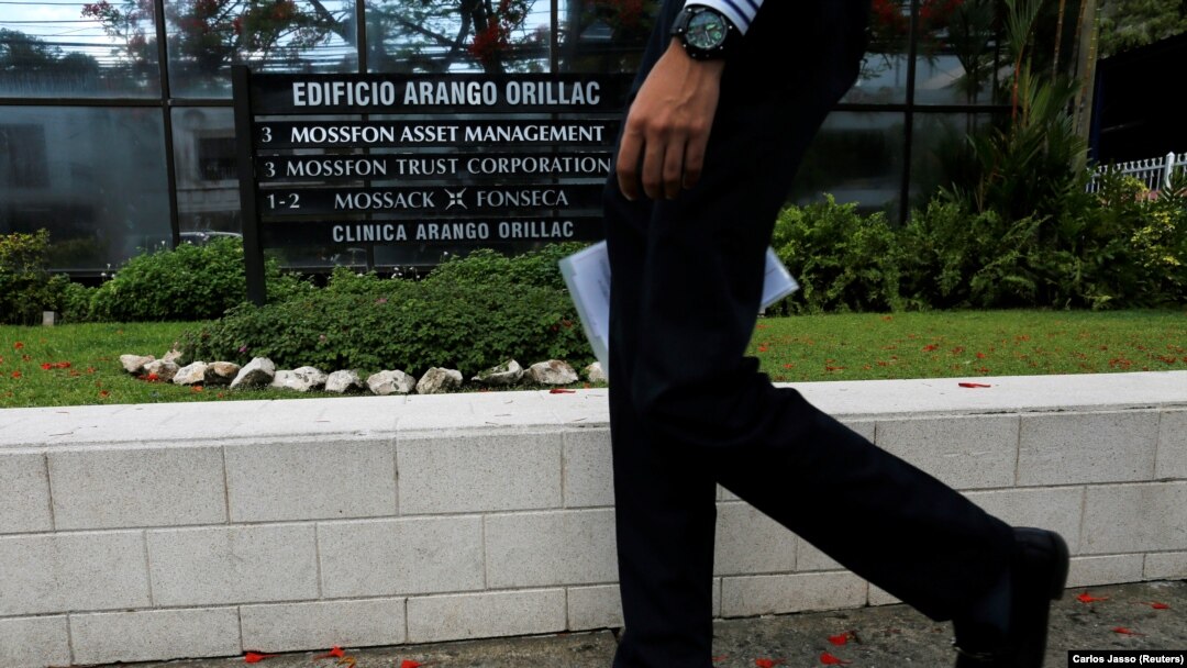 Seorang pria berjalan melewati papan nama kantor yang menunjukkan kantor pengacara Mossack Fonseca di Gedung Arango Orillac, di Panama City, 9 Mei 2016.