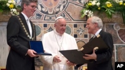 El papa Francisco recibió el premio Carlomagno de manos del alcalde Marcel Philipp (izquierda) y del parlamentario Juergen Linden.