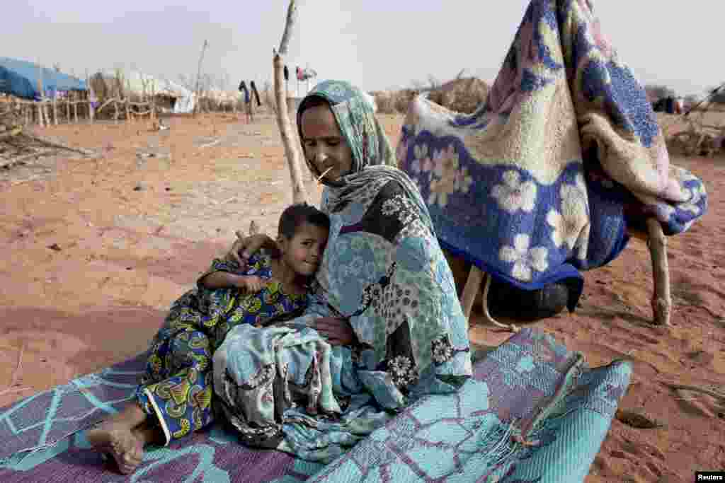 Timal Bara, une mère de 35 ans, et sa fille de 5 ans, Ka-Bito Bara, près du camp de réfugiés de Mbera. Les deux ont fui la localité malienne de Lere après avoir entendu les tirs de rebelles touareg.