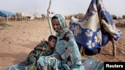 Timal Bara, 35, da diyarta Ka-Bito Bara mai shekaru 5 a sansanin gudun hijira na Mbera refugee camp a kudancin Mauritania, May 23, 2012. 