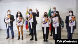 Miembros del equipo de negociación del Gobierno de Venezuela llegan al Aeropuerto Internacional Benito Juárez en la capital de México con la imagen de Álex Saab, el 25 de septiembre de 2021.