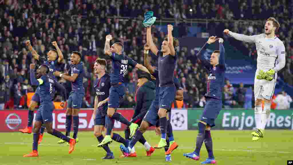 Les joueurs du PSG célèbrent après le &nbsp;match après avoir pulvérisé le FC Barcelone au stade du Parc des Princes à Paris, le 14 février 2017.