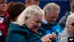 Manm fanmi moun ki te mouri nan avyon United Airklines, vòl 93. Yo t ap asiste yon seremoni memoryal ki dewoule madi 11 septanm 2018 la nan vil Shanksville, Eta Pennsilvani, kote aparèy la te tonbe a.
