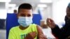 Un niño salvadoreño de 12 años recibe la primera dosis de una vacuna contra el COVID-19 en San Salvador el 23 de septiembre de 2021.