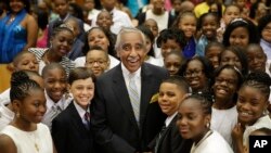 El congresista Charles Rangel posa junto a niños de quinto grado en una escuela de Harlem, Nueva York.